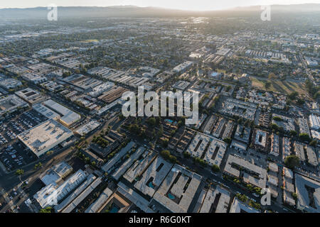 Am Nachmittag Antenne von Apartment Dächer im San Fernando Valley Region Los Angeles, Kalifornien. Stockfoto