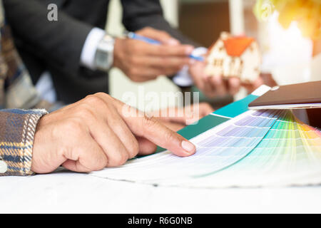 Der Architekt wird erörtert, wie die Farbe des Hauses ausgewählt werden. Design des Hauses mit Informationen aus der Farbleiste. Stockfoto