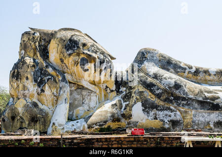 Phra Buddhasaiyart liegenden Buddha im Wat Lokayasutharam, Ayutthaya Historical Park, Thailand Stockfoto