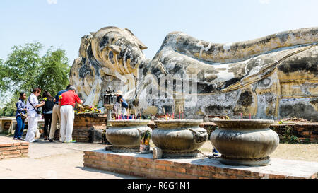 Phra Buddhasaiyart liegenden Buddha im Wat Lokayasutharam, Ayutthaya Historical Park, Thailand Stockfoto