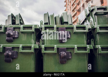 Sechs neue Kunststoff grün garbage Standardcontainer. Rückseite der City Sports Festival. Im Hintergrund - Handel Zelte Stockfoto