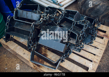 Schneekette auf LKW-Reifen Stockfoto