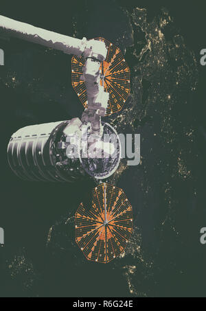 Das Cygnus Raumfahrzeug im offenen Raum. Stockfoto