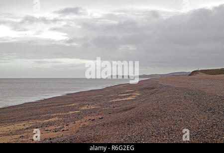 Ein Blick auf den Strand und Kies Ridge auf einem grauen Dezember Tag an der Küste von North Norfolk Salthouse, Norfolk, England, Vereinigtes Königreich, Europa. Stockfoto