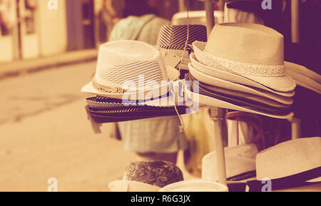 Street Market Hüte verkauft in der touristischen Stadt Gagra in Abchasien 2017 Stockfoto