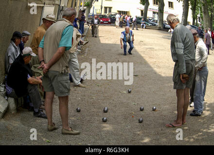 Männer spielen und beobachten das Spiel der Petanque oder Boule. Ein nationaler Zeitvertreib in Frankreich. Es ist überall auf jede Art von flatish Oberfläche gespielt. Stockfoto