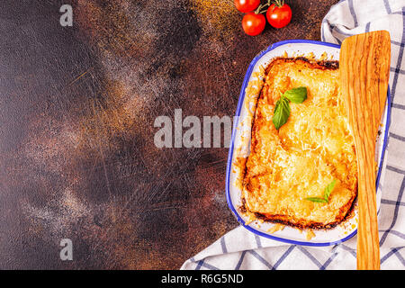 Traditionelle italienische Lasagne mit Gemüse, Hackfleisch und Käse, Ansicht von oben, kopieren. Stockfoto