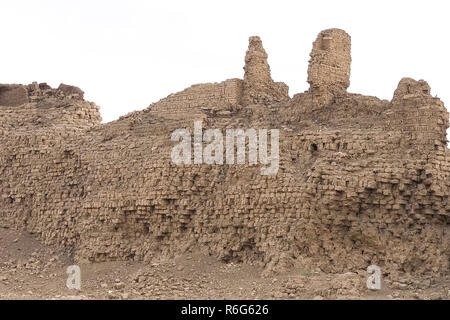 Gebäude und Spalten der alten ägyptischen Megalithen. Alte Ruinen der Ägyptischen Bauten. Stockfoto