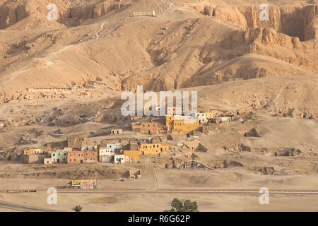 Einen Blick aus der Vogelperspektive auf die alten ägyptischen Sehenswürdigkeiten und Gelände. Stockfoto