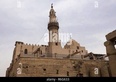 Gebäude und Spalten der alten ägyptischen Megalithen. Alte Ruinen der Ägyptischen Bauten. Stockfoto