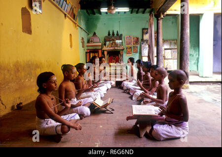 Kinder Jungen rezitieren veden, Hindu religiöse Bücher Schriften vedische Schule, Kumbakonam, Tamil Nadu, Indien, Asien Stockfoto