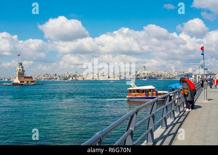 Die Leute an der Strandpromenade, ini vor Kiz Kulesi, Maiden's Tower, Uskudar Istanbul, Istanbul, Türkei, asiatischen Seite Stockfoto