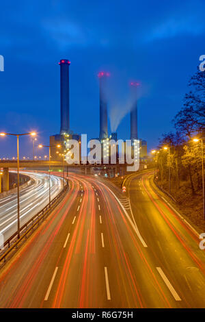 Autobahn und Power Station in der Nacht in Berlin, Deutschland Stockfoto