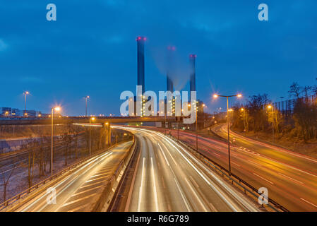 Kraftwerk und Autobahn in Berlin bei Nacht Stockfoto