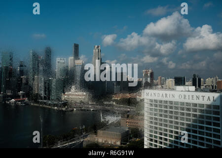 Mit Blick auf das Stadtbild von Marina Bay durch eine taufrische Fenster in Singapur Stockfoto