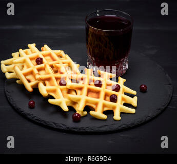 Gebackene belgische Waffeln und Kompott Stockfoto