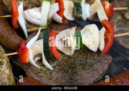 Grill mit lecker Gegrilltem Fleisch und Gemüse vom Grill Stockfoto