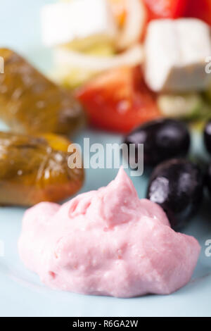 Griechische taramas und gefüllte Weinblätter mit Salat Stockfoto