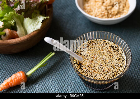 Sojasauce mit geröstetem Sesam Salat Dressing Stockfoto