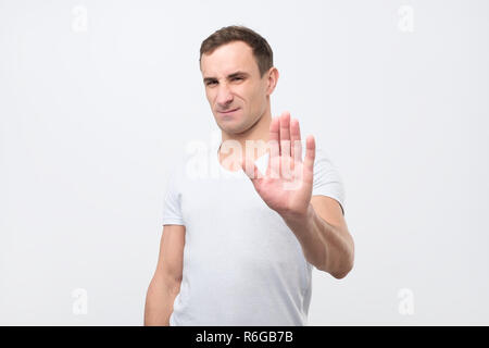 Junge italienische Mensch zeigt Stop timeout oder Verweigerung mit Hand Stockfoto