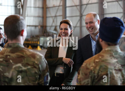 Der Herzog und die Herzogin von Cambridge treffen Mitglieder der 31 SQN und anderen betrieblichen Personal in einem Hangar am RAF Akrotiri in Zypern bei einem Besuch militärisches Personal übersee dienen während der Weihnachtszeit zu ehren. Stockfoto