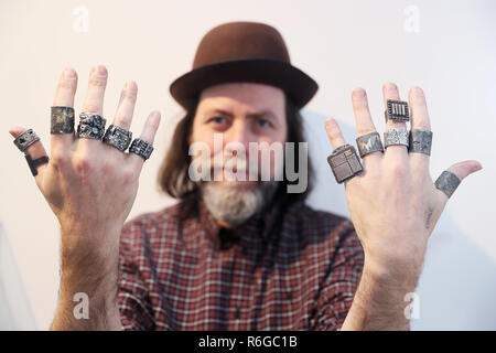 Dublin Juwelier Pierce Healy, 10 Ringe für Herr Der Ringe Regisseur Peter Jackson's neuesten Film Mortal Engines geschaffen hat, zeigt einige seiner Arbeiten an begabte Ð Das zeitgenössische Kunsthandwerk und Design Messe an der RDS in Dublin Stockfoto