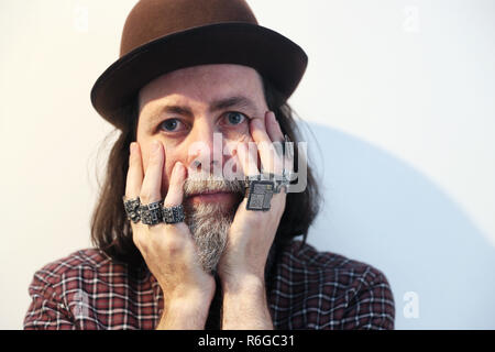 Dublin Juwelier Pierce Healy, 10 Ringe für Herr Der Ringe Regisseur Peter Jackson's neuesten Film Mortal Engines geschaffen hat, zeigt einige seiner Arbeiten an begabte Ð Das zeitgenössische Kunsthandwerk und Design Messe an der RDS in Dublin Stockfoto