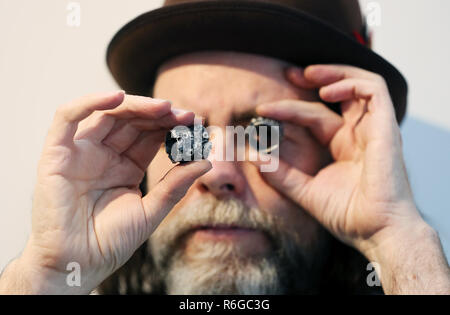 Dublin Juwelier Pierce Healy, 10 Ringe für Herr Der Ringe Regisseur Peter Jackson's neuesten Film Mortal Engines geschaffen hat, zeigt einige seiner Arbeiten an begabte Ð Das zeitgenössische Kunsthandwerk und Design Messe an der RDS in Dublin Stockfoto