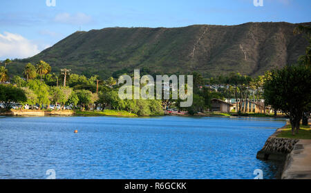 Diamond Head Krater über Ala Wai Canal in der Nähe von Waikiki, Hawaii Stockfoto