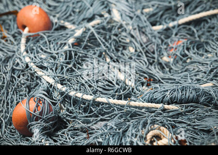 Fischernetze mit roten schwimmt im Hafen lag. Close-up Hintergrund Foto mit selektiven Fokus Stockfoto