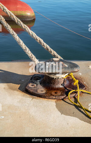 Fähre Seil zu Metall Boot Beleg am Dock gebunden Stockfoto