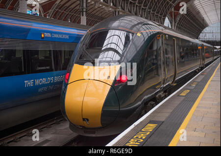 Dezember 2018. Hitachi - integrierte IEP Intercity Express Abfahrt des Zuges am Bahnhof Paddington terminus Bahnhof in London, UK. Stockfoto