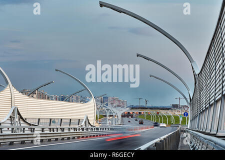 St. Petersburg, Russland - 24 August, 2018: Blick auf Autobahn mit Autobahn schalldichte Barriere Panel und die Sicherheit im Straßenverkehr Barriere in der Blauen Stunde, Sankt Petersbur Stockfoto