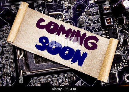 Hand schreiben Bildunterschrift Inspiration zeigen, die bald kommen. Das Konzept für die Zukunft auf Zettel geschrieben, computer Mainboard Hintergrund. Stockfoto
