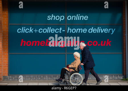 Discount Retail in Großbritannien: Außen, Home Schnäppchen preiswert billig Wert erschwinglichen Nahrungsmitteln und Home-Supermarkt store, Aberystwyth UK Stockfoto