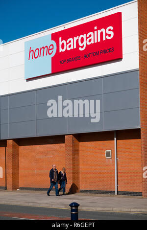 Discount Retail in Großbritannien: Außen, Home Schnäppchen preiswert billig Wert erschwinglichen Nahrungsmitteln und Home-Supermarkt store, Aberystwyth UK Stockfoto