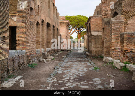 Rom. Italien. Ostia Antica. Über di Diana mit der Caseggiato di Diana (Diana, links) und der Caseggiato del Termopolio (rechts) Regio I-Insu Stockfoto