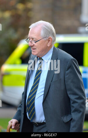 Sir Peter Bottomley MP (Con: Worthing West) einen Brief an die Downing Street 10, Dez 2018 Stockfoto