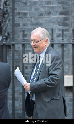 Sir Peter Bottomley MP (Con: Worthing West) einen Brief an die Downing Street 10, Dez 2018 Stockfoto