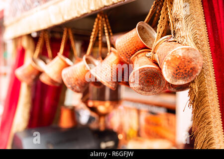 Nahaufnahme von einem Bündel von Kupfer/jezve Töpfe, in einem Markt, in Istanbul, Türkei gehängt Stockfoto