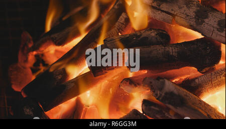 Holzkohle auf Feuer für Grill Stockfoto