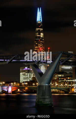 London, Großbritannien. 3. Dezember 2018. Der Shard London Christmas Light Show 2018, die Millennium Bridge steht im Vordergrund, eine nächtliche langen Belichtungszeit. Stockfoto