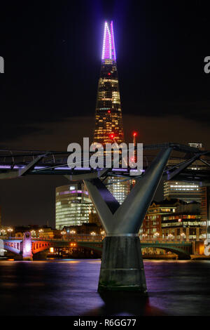 London, Großbritannien. 3. Dezember 2018. Der Shard London Christmas Light Show 2018, die Millennium Bridge steht im Vordergrund, eine nächtliche langen Belichtungszeit. Stockfoto