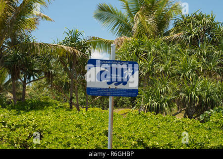 Tsunami evacuation route Anzeichen sind über Vanuatu angezeigt. Im März 2015 Cyclone Pam verwüsteten die Inseln, so viel Zerstörung. Stockfoto