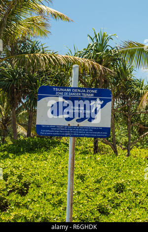 Tsunami evacuation route Anzeichen sind über Vanuatu angezeigt. Im März 2015 Cyclone Pam verwüsteten die Inseln, so viel Zerstörung. Stockfoto