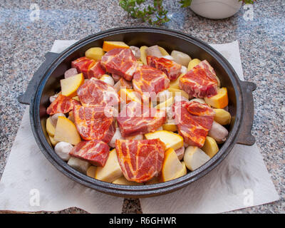 Dalmatiner Peka mit Fleisch und Gemüse gefüllt. Die vorbereiteten Zutaten erhält mit einem Guss Deckel geschlossen und mit Holzkohle und Wil für eine Stunde gekocht werden. Stockfoto