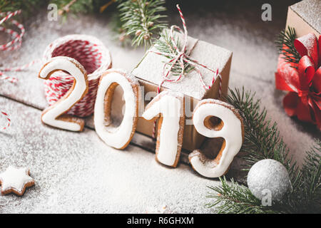 Frohes Neues Jahr 2019 Zahlen, Geschenkbox und künstlichen Schnee Stockfoto