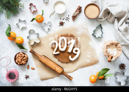 2019 Nummern Lebkuchen cookies Neues Jahr backen Konzept. Ansicht von oben. Frohes neues Jahr, frohe Weihnachten Grußkarte, Einladungskarte, Web Banner oder desi Stockfoto