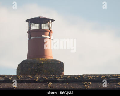 Keramik Rauch Schornstein Dampf modernes Haus Dach Stockfoto