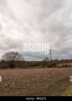 Moody Skyline Wolken über Herbst Bauernhof Feld Stockfoto